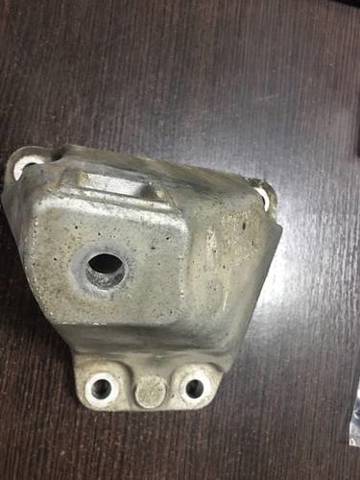 Кронштейн подушки (опоры) двигателя, правой 22116781242 BMW