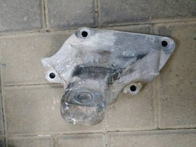 Кронштейн подушки (опоры) двигателя, правой 22116788610 BMW