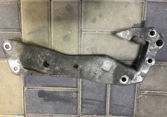 Балка крепления коробки передач 22326777615 BMW