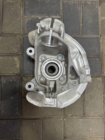 Кулак поворотный передний правый 31216876644 BMW