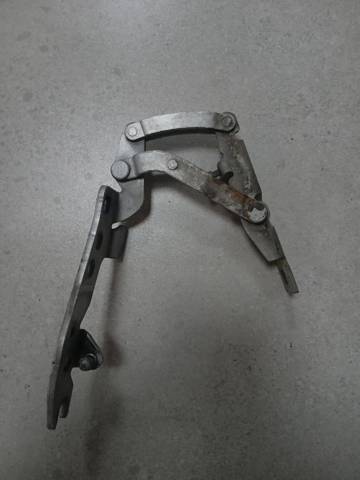 Шарнир капота левый 41617006123 BMW