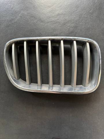 Решетка радиатора правая 51117210726 BMW