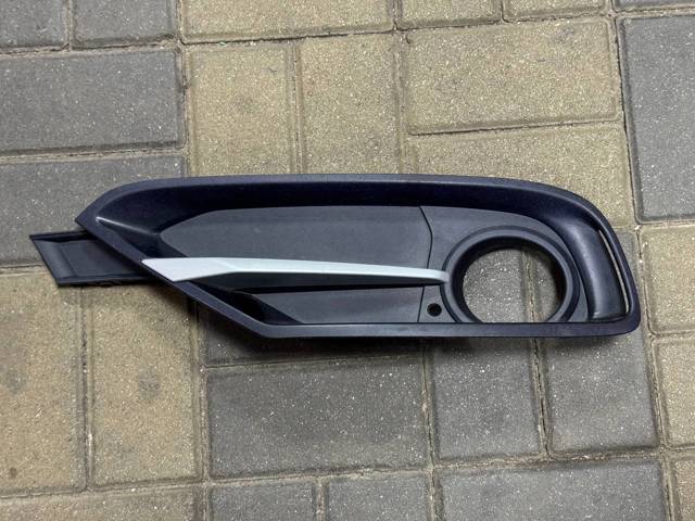 Заглушка, решетка противотуманных фар бампера переднего, правая 51117300738 BMW