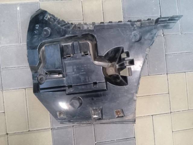 Правый кронштейн заднего бампера 51127184768 BMW