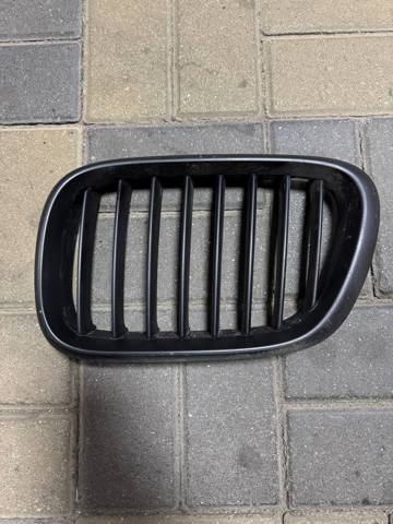 Решетка радиатора левая 51138402645 BMW