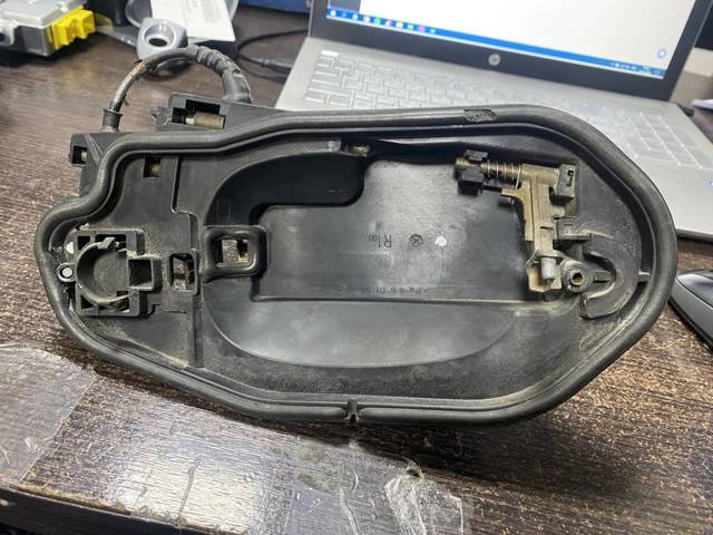 Держатель наружной ручки двери, передней правой 51217199556 BMW