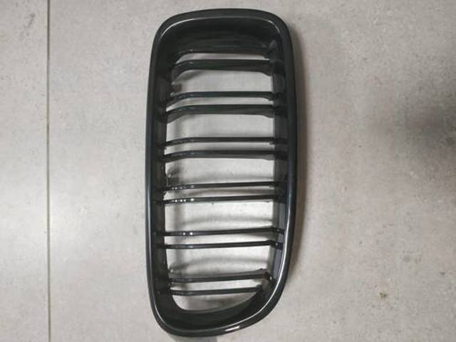 Решетка радиатора правая 51712240778 BMW