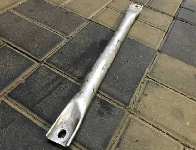 Распорка передних стоек подвески правая 51717180316 BMW