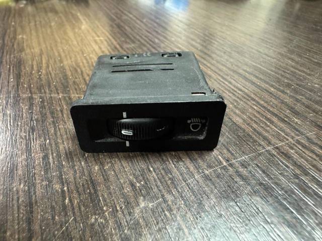 Кнопка корректора фар 61318360883 BMW