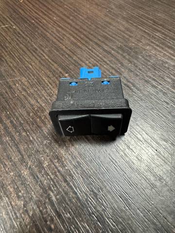 Кнопка стеклоподъемника передняя правая 61318368932 BMW
