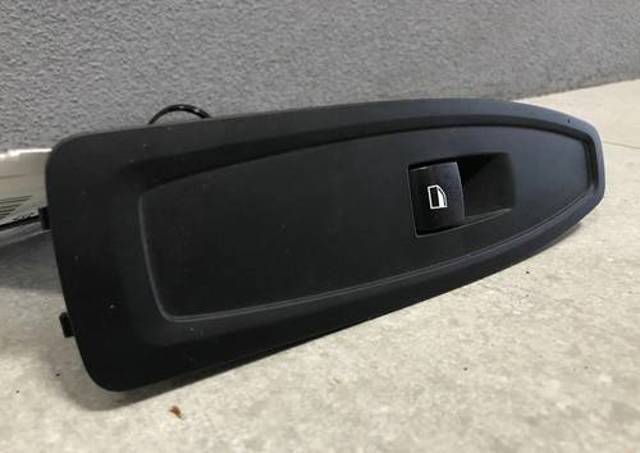 Кнопка стеклоподъемника передняя правая 61319208107 BMW