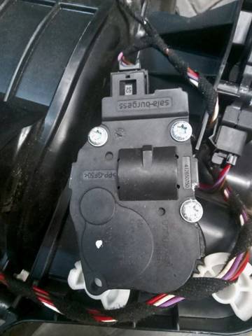 Моторчик заслонки печки 64119319037 BMW