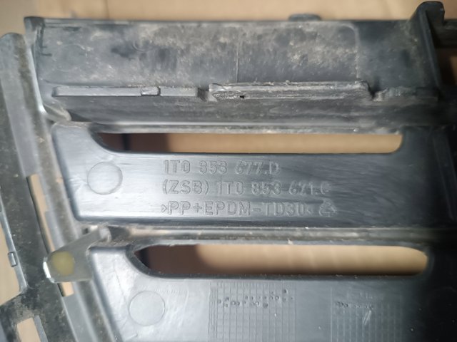 1T0853677D9B9 VAG Решетка бампера переднего центральная купить в Чернигов