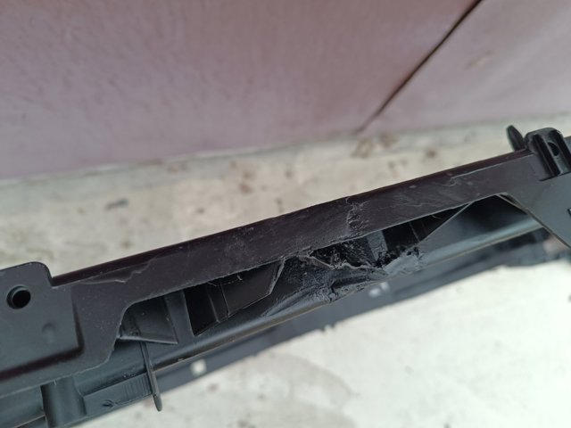 VAG 8W0805594E Рамка радиатора в наличии Украина