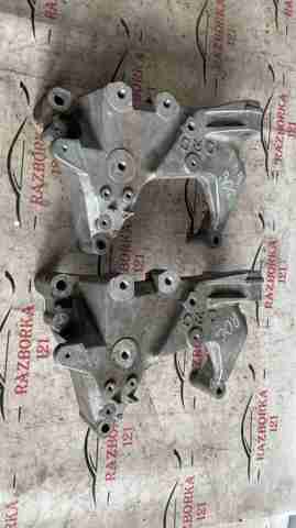 Кронштейн подушки (опоры) двигателя, правой 112314BA0B NISSAN