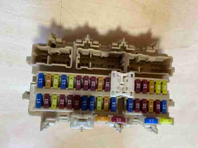 Блок предохранителей и реле 243508991B NISSAN