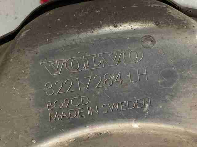 Защита тормозного диска заднего, левая 32217284 VOLVO