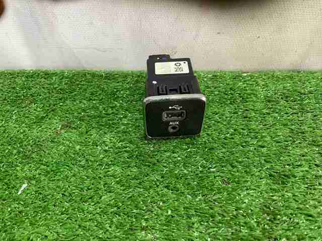 USB-разветвитель 5XG28DX9AC CHRYSLER