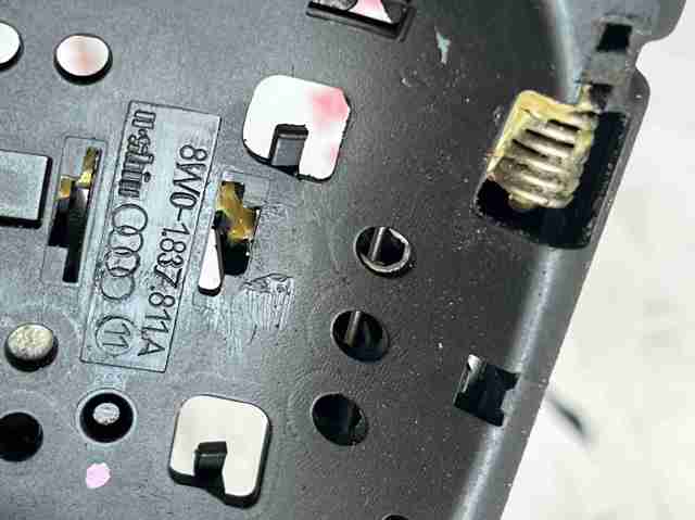 8W01837811A Держатель наружной ручки двери передней левой купить Полтава