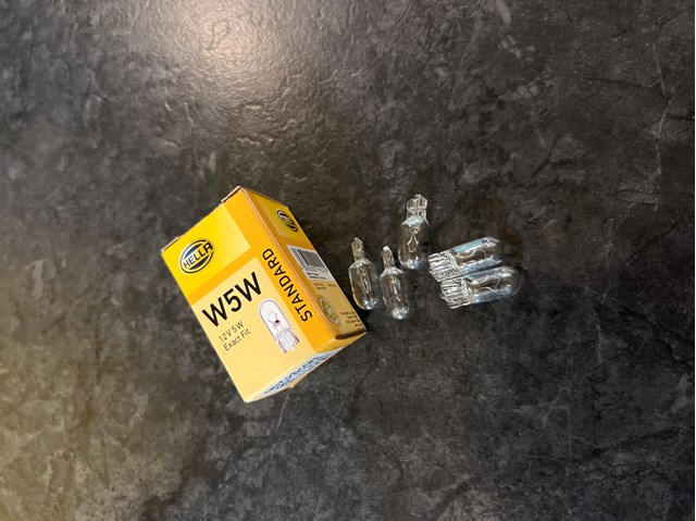 Лампочка плафона освещения салона/кабины 8GP003594121 HELLA