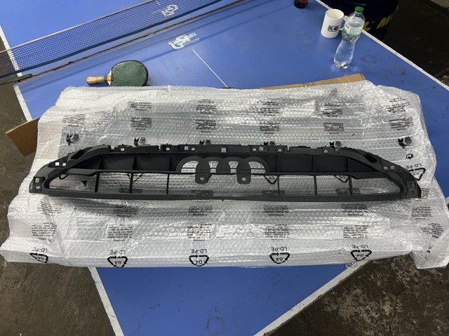 Кронштейн решетки радиатора 8W0807233C VAG