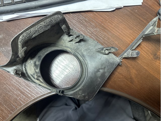 8148253030 Ободок (окантовка) фары противотуманной левой купить Черновцы