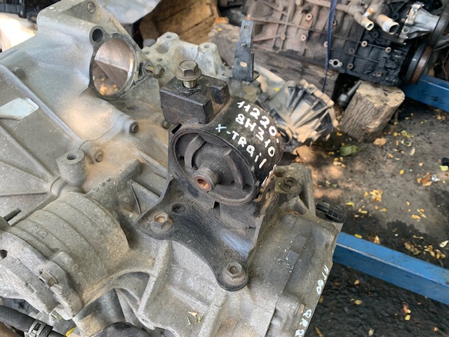 Левая подушка двигателя 112208H310 NISSAN