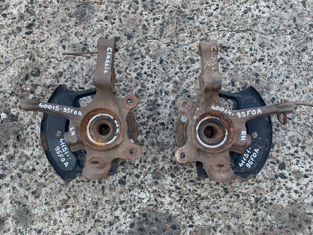 Цапфа - поворотный кулак передний, правый 4001495F0A NISSAN