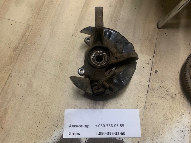 Цапфа (поворотный кулак) передний правый 4321102080 TOYOTA
