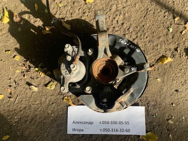 Кулак поворотный передний правый 4321121040 TOYOTA