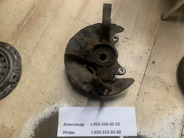 Цапфа (поворотный кулак) передний левый 4321202080 TOYOTA