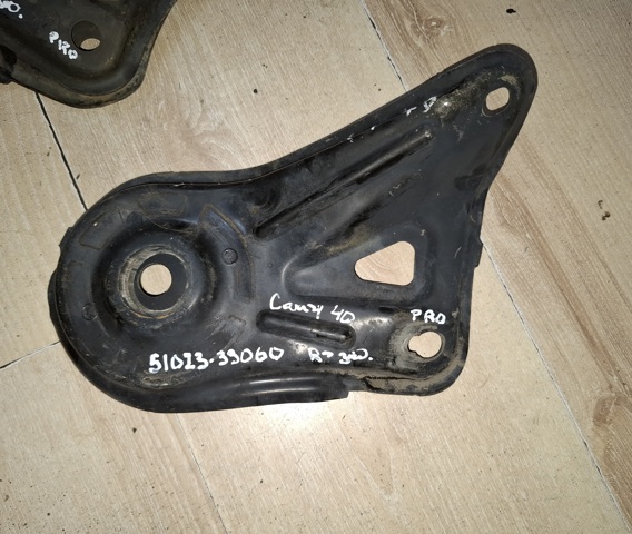 Кронштейн передней балки 5102333060 TOYOTA