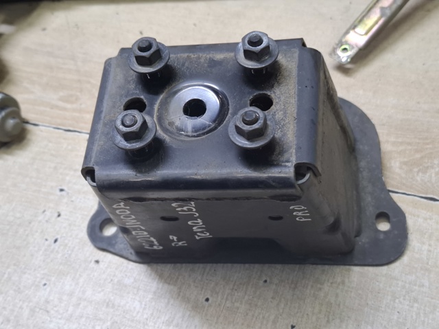 Кронштейн усилителя переднего бампера 62210JN00A NISSAN