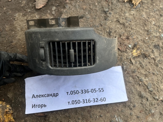 Решетка вентиляции салона на "торпедо", левая 68761EB31C NISSAN
