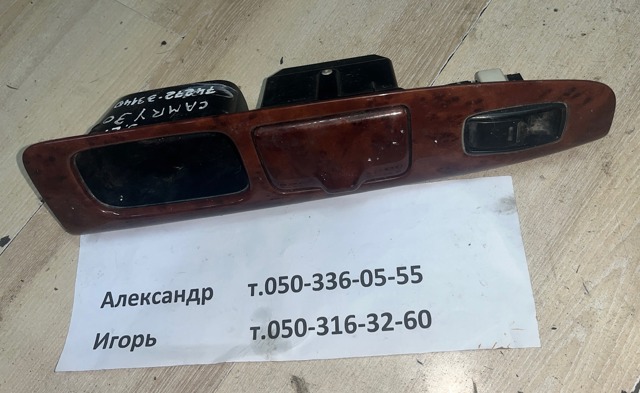 Накладка кнопки стеклоподъёмника заднего левого 7427233140 TOYOTA