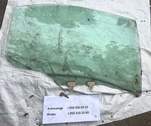 Стекло задней двери, правой 823002Y203 NISSAN