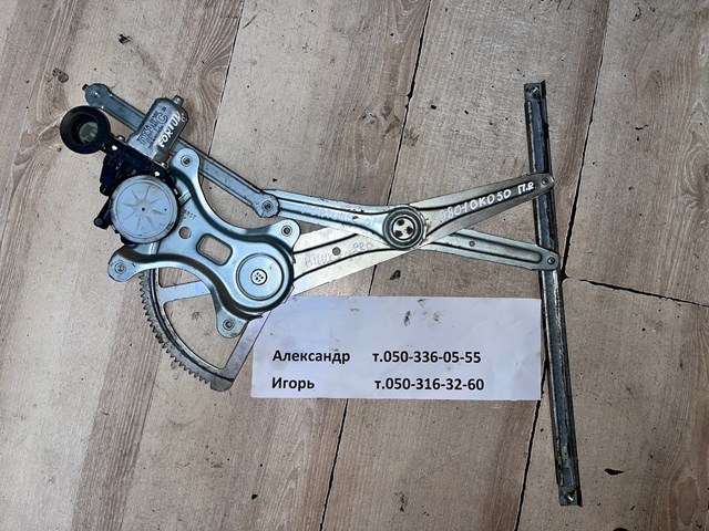 Мотор стеклоподъемника двери передней, правой 857100K010 TOYOTA