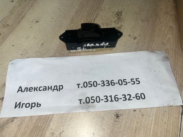 Кнопка стеклоподъемника передняя правая 8608A022 MITSUBISHI