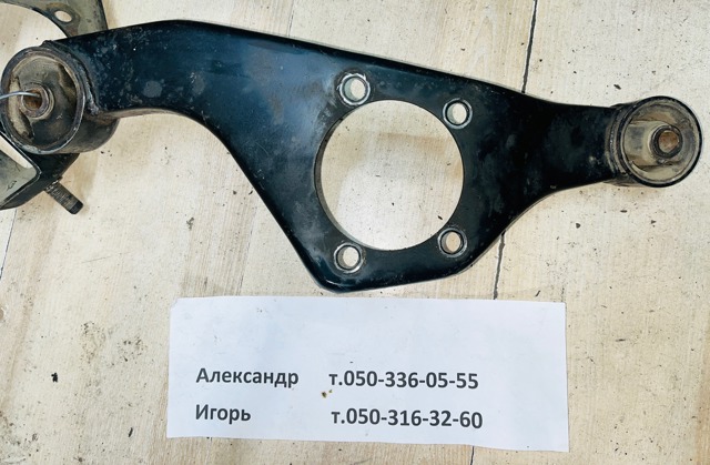 Кронштейн/траверса переднего редуктора, правая MR374566 MITSUBISHI