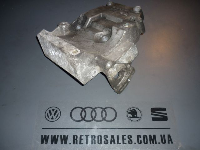 Кронштейн компрессора кондиционера 038260885C VAG