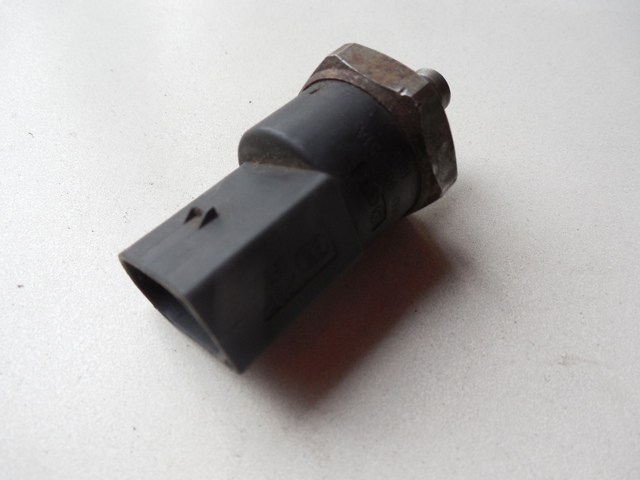 Датчик давления топлива 06D906051A VAG