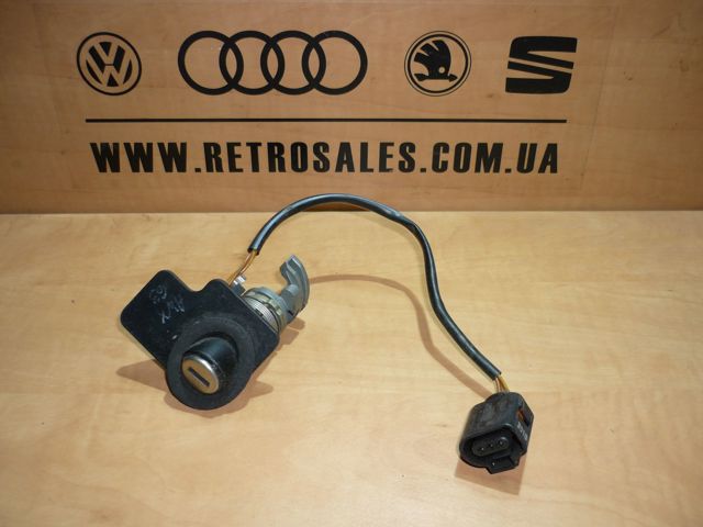 Личинка замка крышки багажника 107827573JE VAG