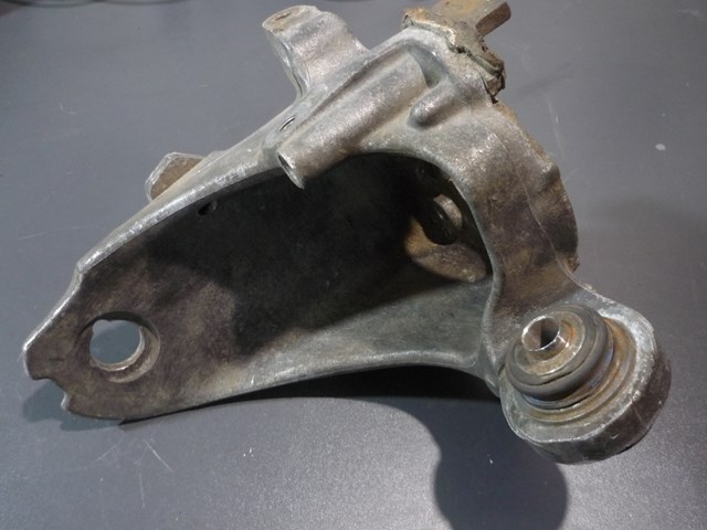 Цапфа поворотного кулака 33321093655 BMW