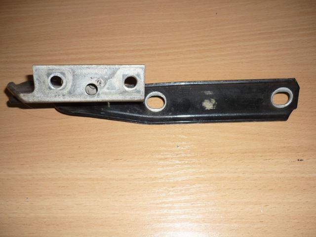 Завеса капота правая 3B0823302A VAG