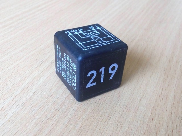 Реле топливного насоса 443951253AA VAG
