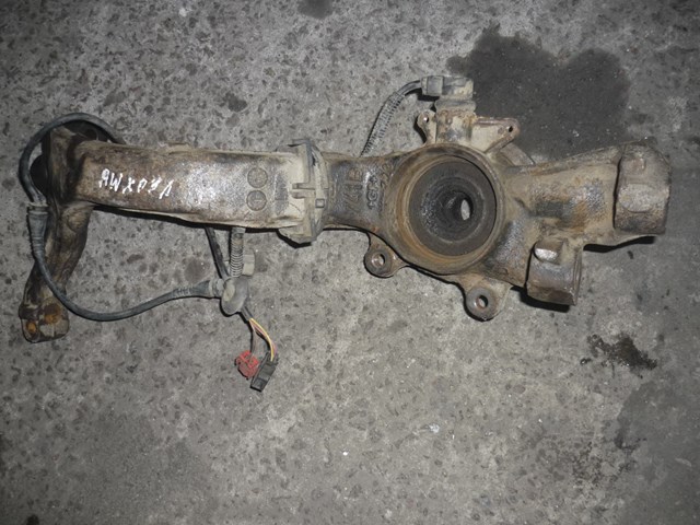 Цапфа (поворотный кулак) передний левый 8D0407253C VAG