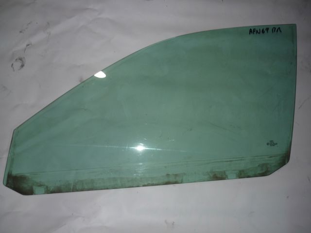 Стекло водительской двери 8D0845201 VAG