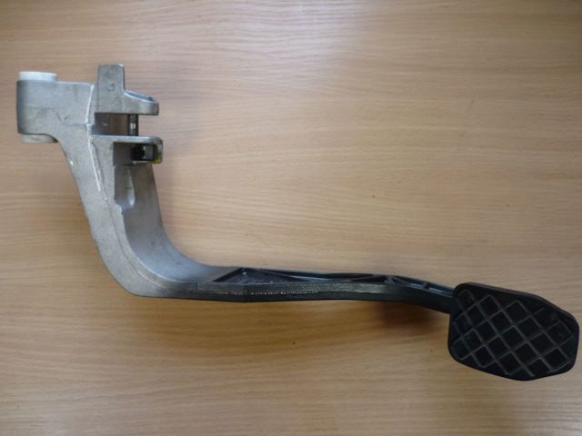 Педаль сцепления 8D1721316J VAG