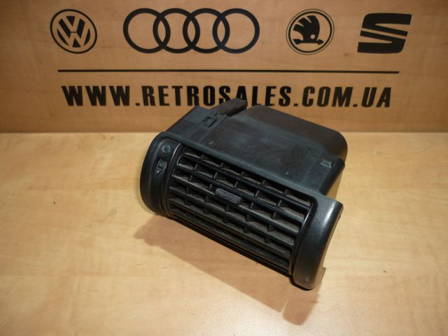Решетка воздуховода правая 8D182090201C VAG