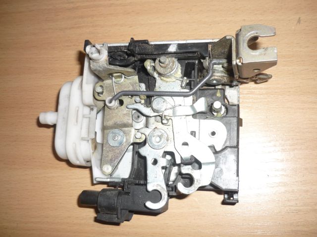 Замок передней пассажирской двери 8L1837016A VAG